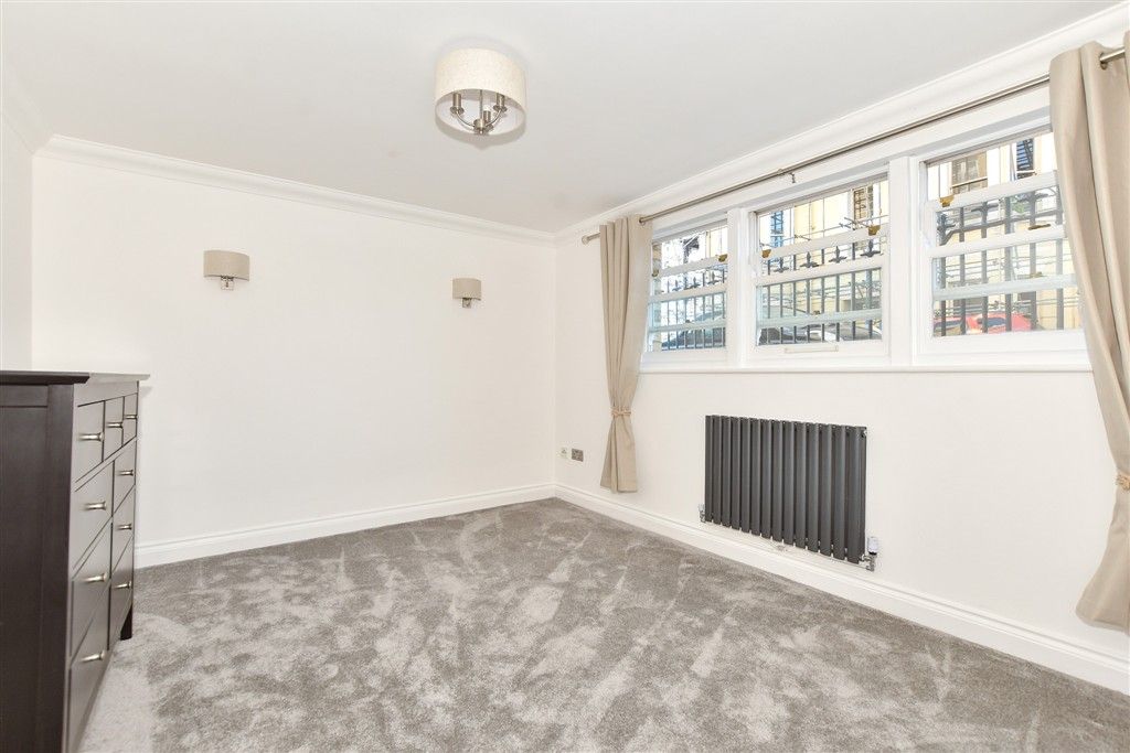 Property photo 3 of 14 Lounge