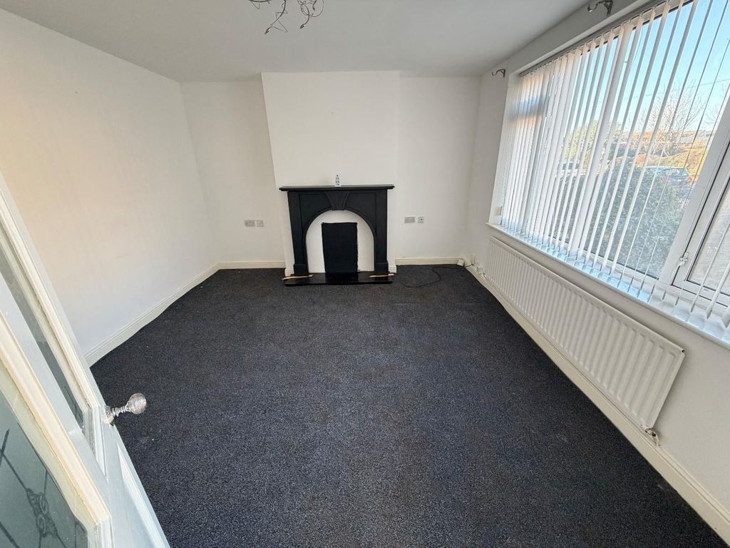 Property photo 3 of 16 Lounge