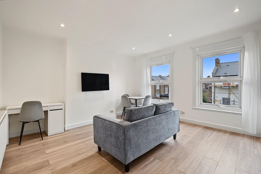Property photo 3 of 11 Loveridge Road Nw6