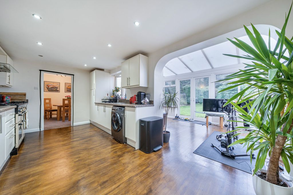 Property photo 3 of 23 Kitchen