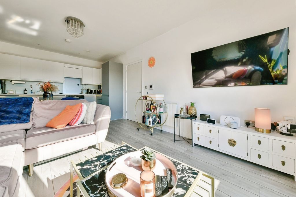 Property photo 3 of 19 Lounge