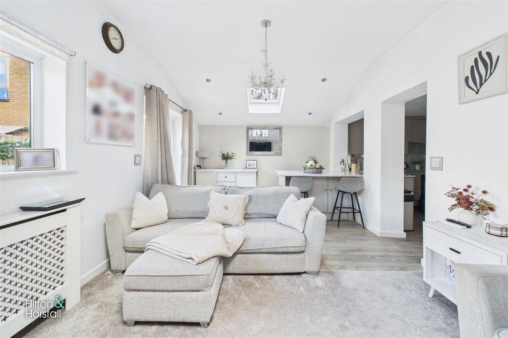 Property photo 3 of 18 Marlon Crescent