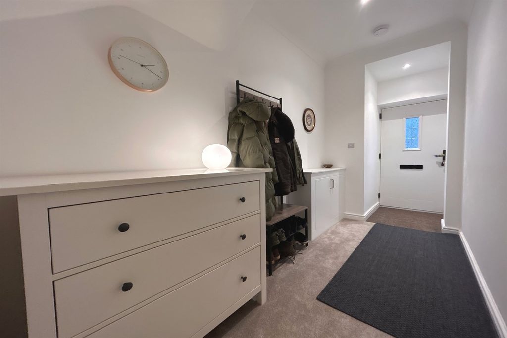 Property photo 2 of 21 Entrance Hall