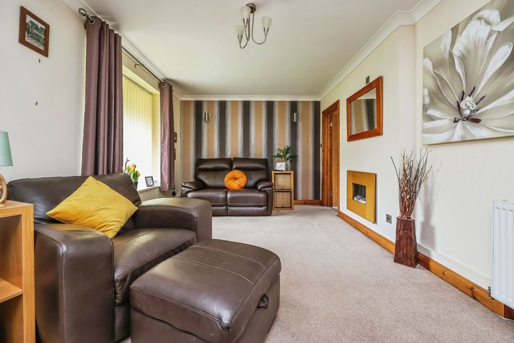 Property photo 3 of 17 Lounge