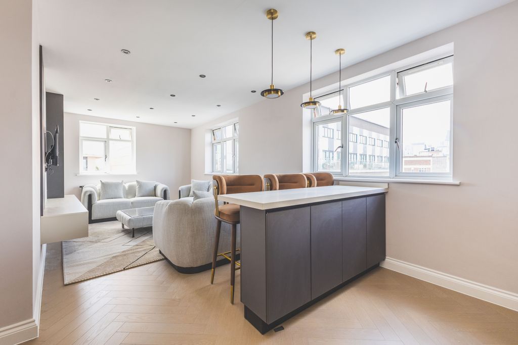 Property photo 2 of 13 6C9A5714