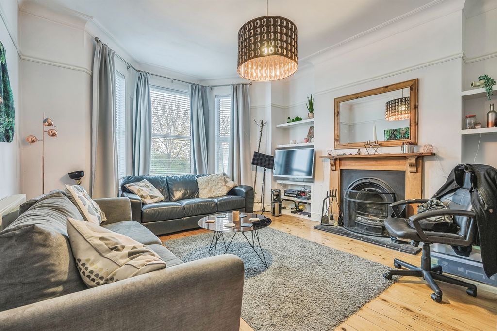 Property photo 2 of 18