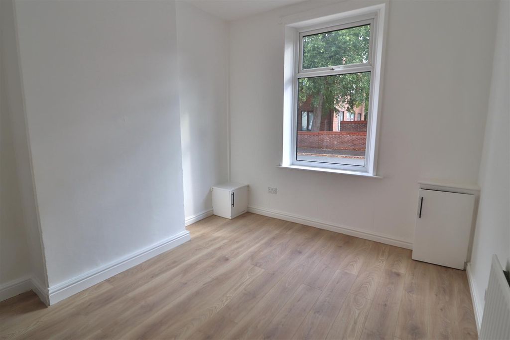 Property photo 3 of 16 Living Room