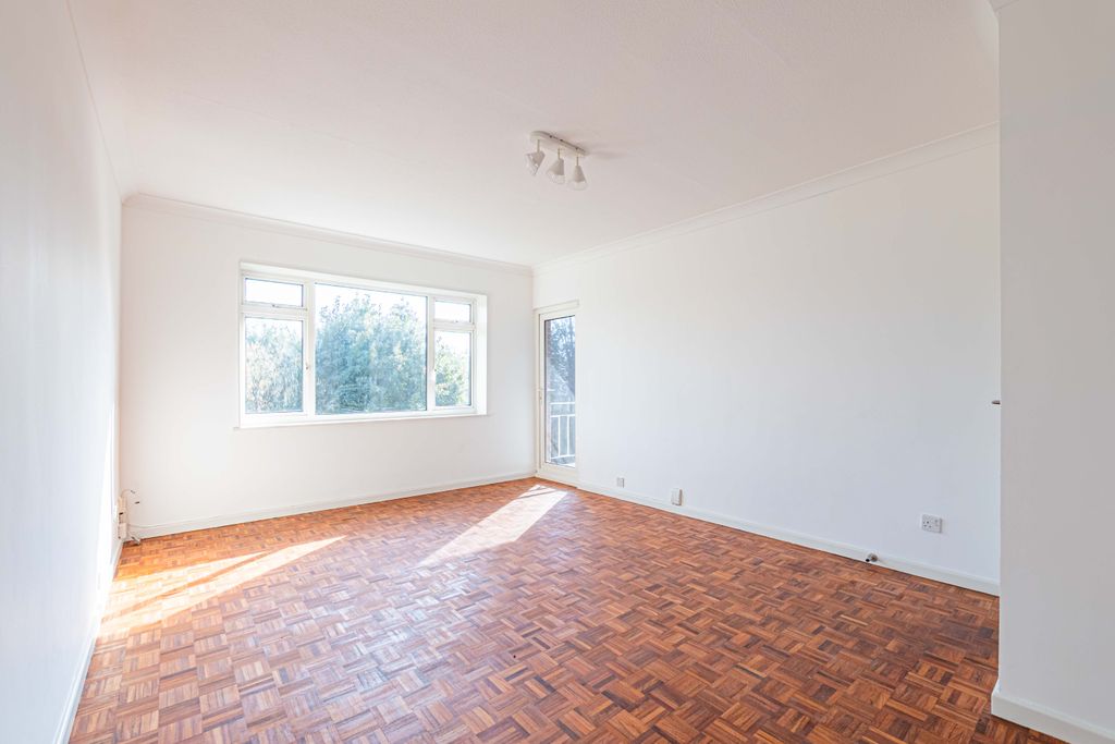 Property photo 3 of 11 24 Herga Court Livin