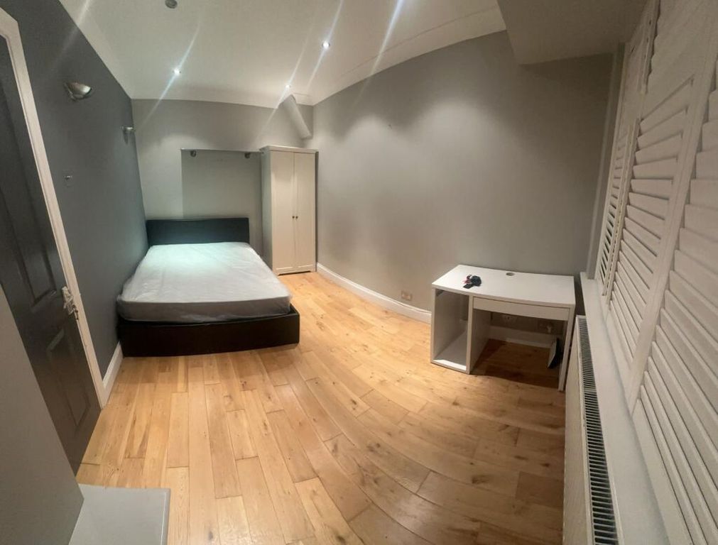 Property photo 3 of 6 100 Spelthorne Room