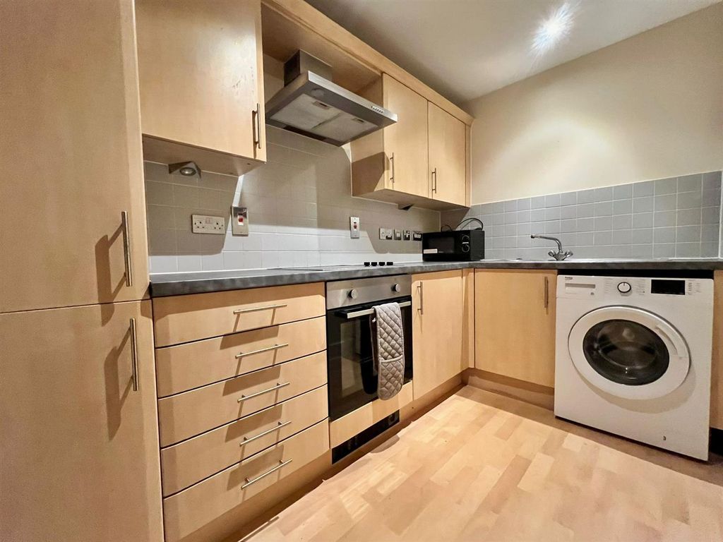 Property photo 3 of 8 Kitchen