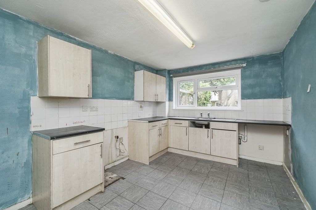 Property photo 2 of 22 34 Chandlers Close, Feltham, Middlesex, Tw14 9Pg