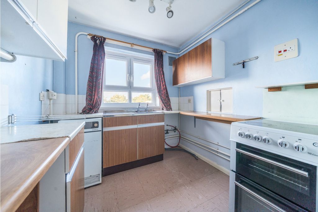 Property photo 3 of 18 Kitchen