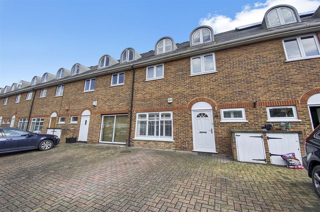 Property photo 1 of 12 3 Royal Victor Place, Old Ford Road - A0Yxp1Tlrfn6