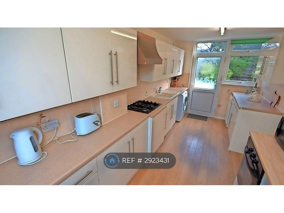 Property photo 3 of 11 Kitchen
