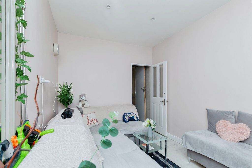 Property photo 3 of 19 Pbox-Img.Jpg