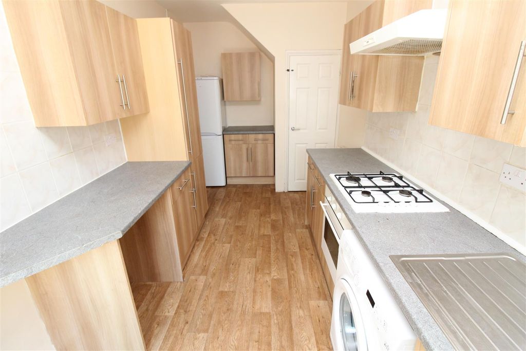 Property photo 3 of 10 Kitchen