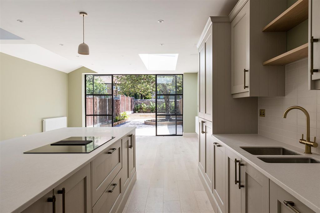 Property photo 3 of 53 Rectory Road, E17