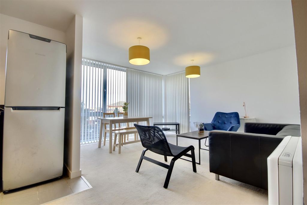 Property photo 1 of 11 B423427D-3F3E-47E3-A180-4962F4Eab52B_1_201_A.Jpeg