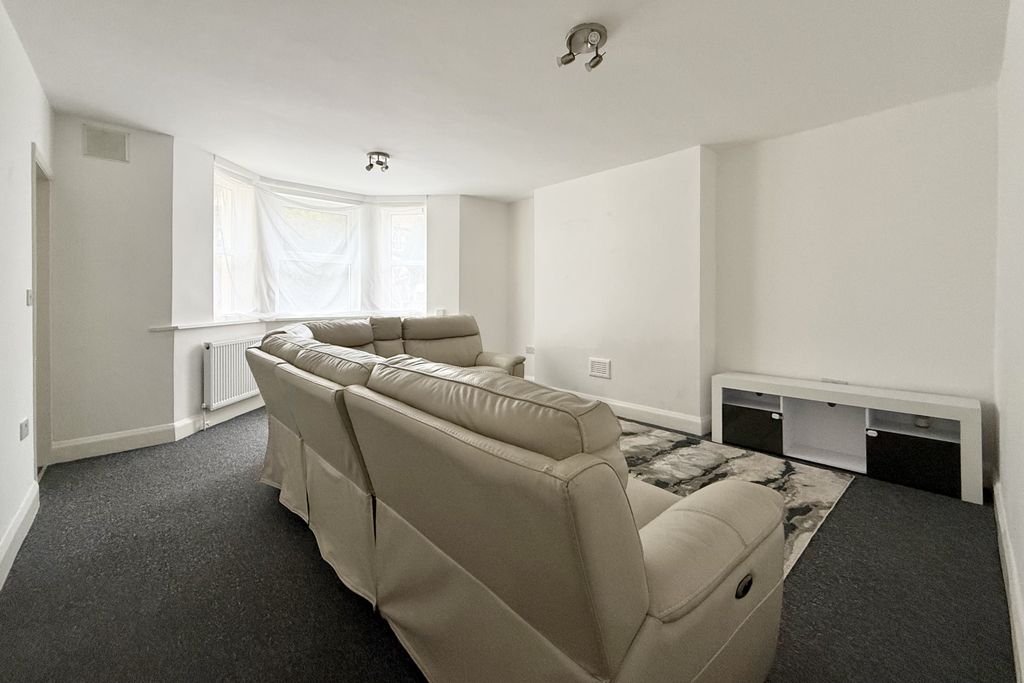 Property photo 3 of 10 3