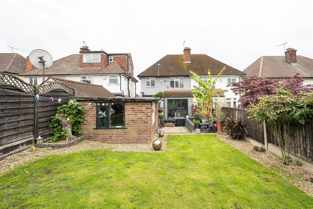 Property photo 3 of 27 Priory Avenue, E4