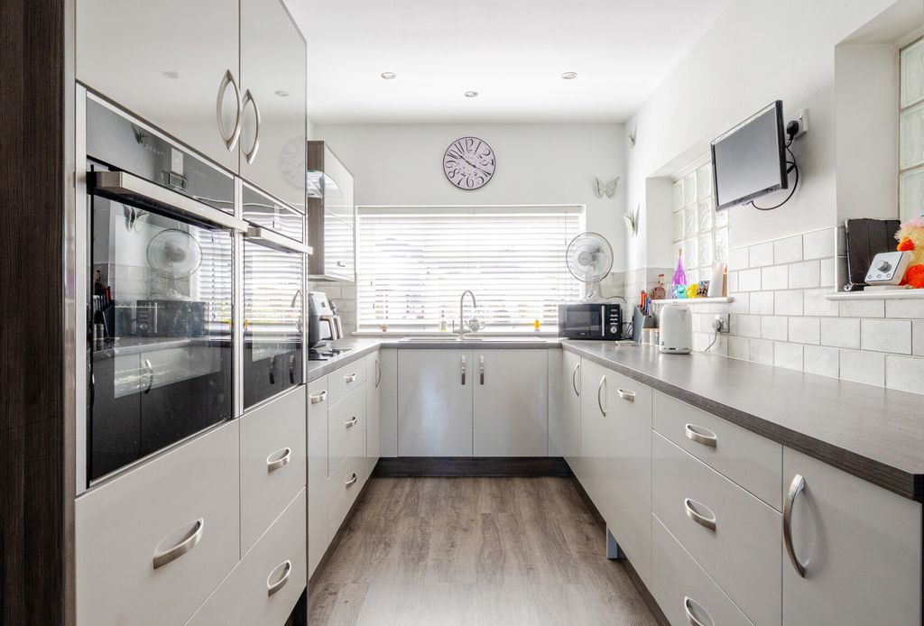 Property photo 2 of 19 1315617-17-685Eba...