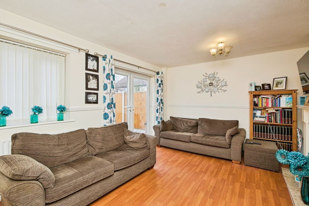 Property photo 3 of 16 Lounge