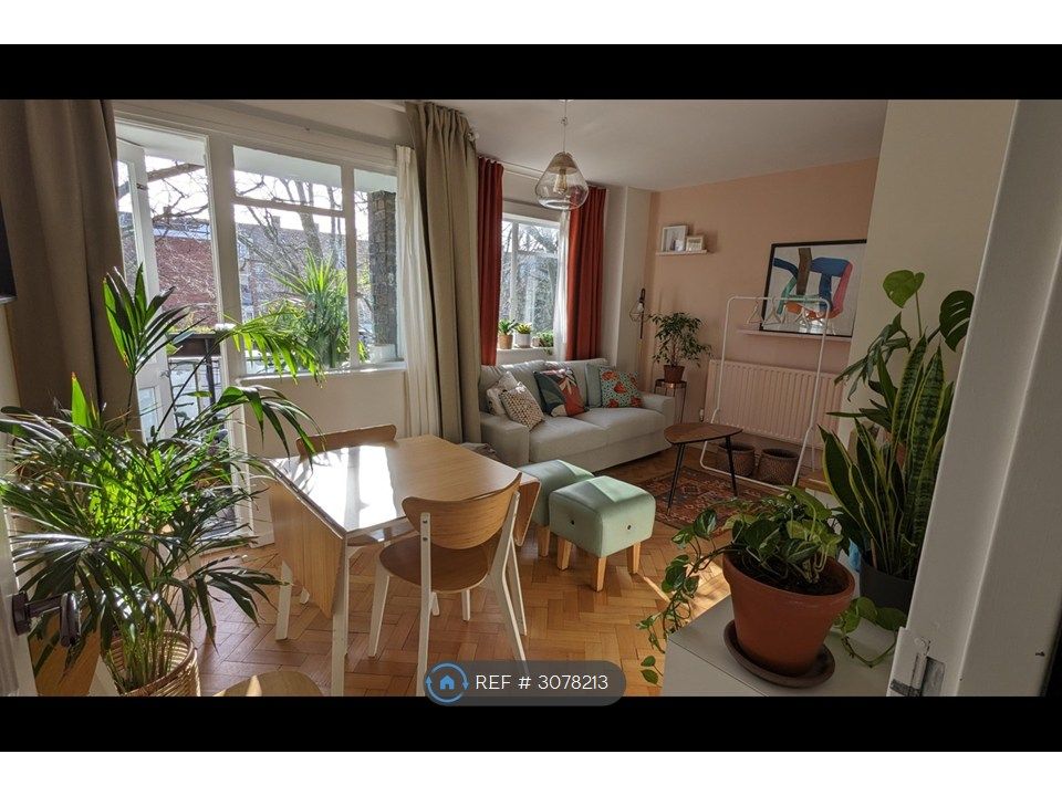 Property photo 1 of 17 Living Room