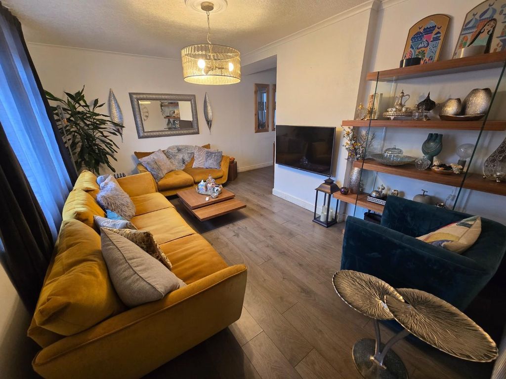 Property photo 2 of 17 Lounge