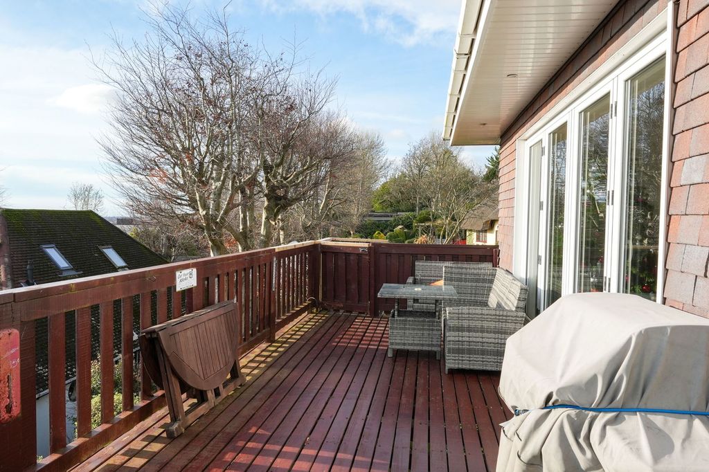 Property photo 3 of 32