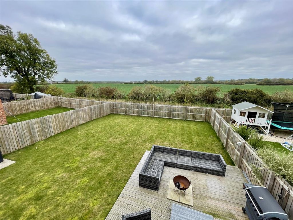 Property photo 1 of 17 Externally