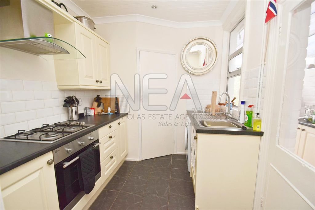 Property photo 3 of 11 Kitchen