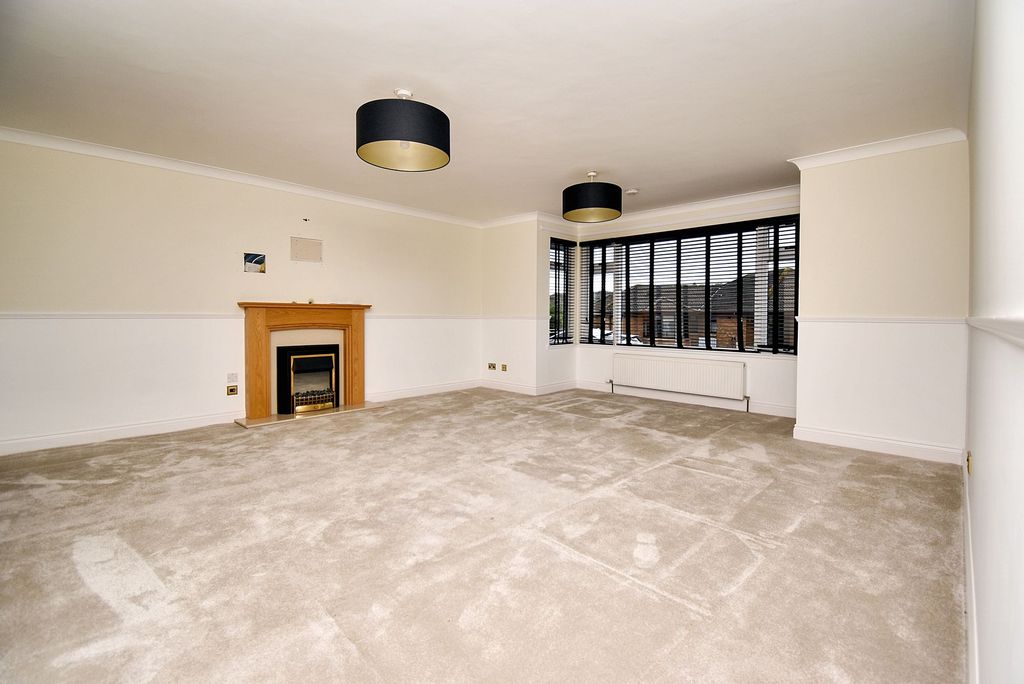 Property photo 2 of 17 Lounge Angle 1