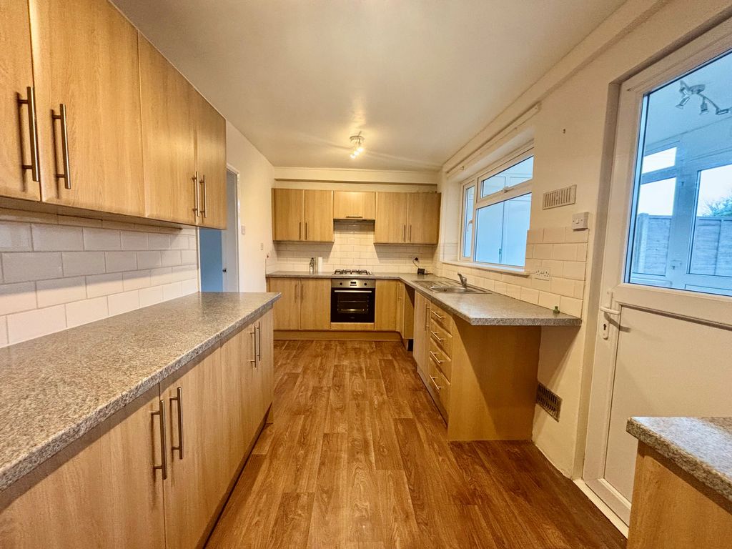 Property photo 3 of 11 Kitchen