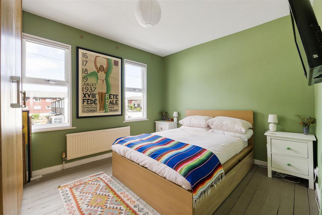 Property photo 3 of 24 Tennyson Road, E15