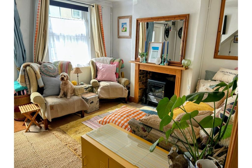 Property photo 1 of 25 Cottage Living Room