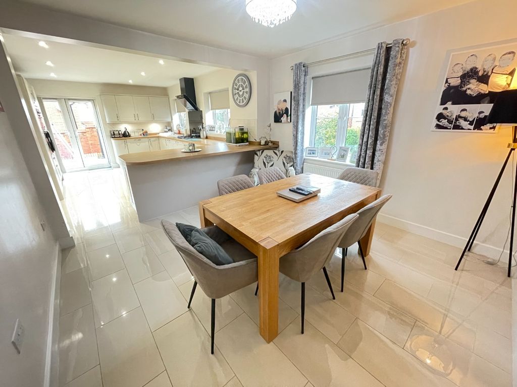 Property photo 3 of 16 2711203