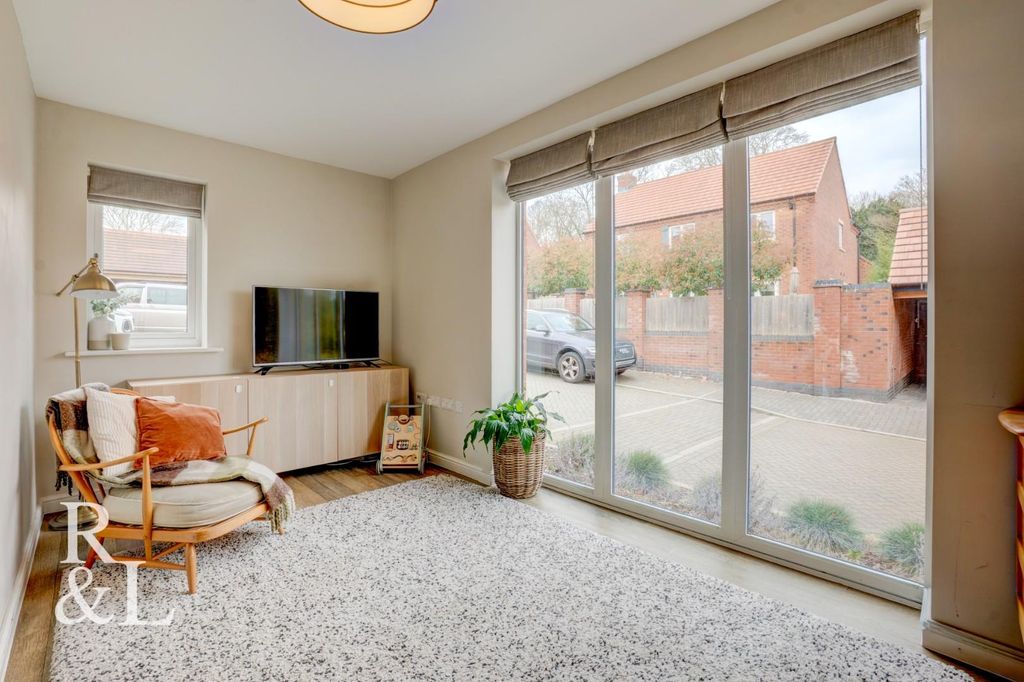 Property photo 3 of 28 7 Poplar Close (20).Jpg