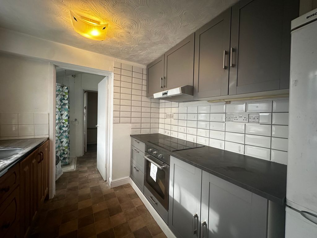 Property photo 2 of 6 Kitchen