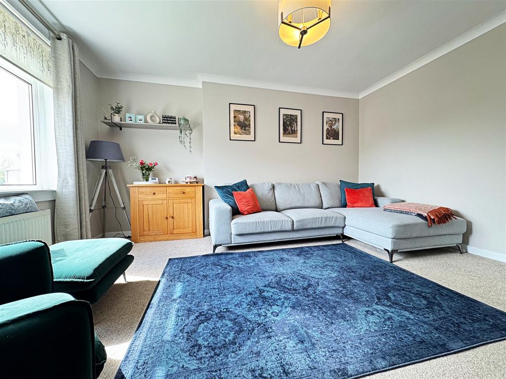 Property photo 3 of 17 Lounge