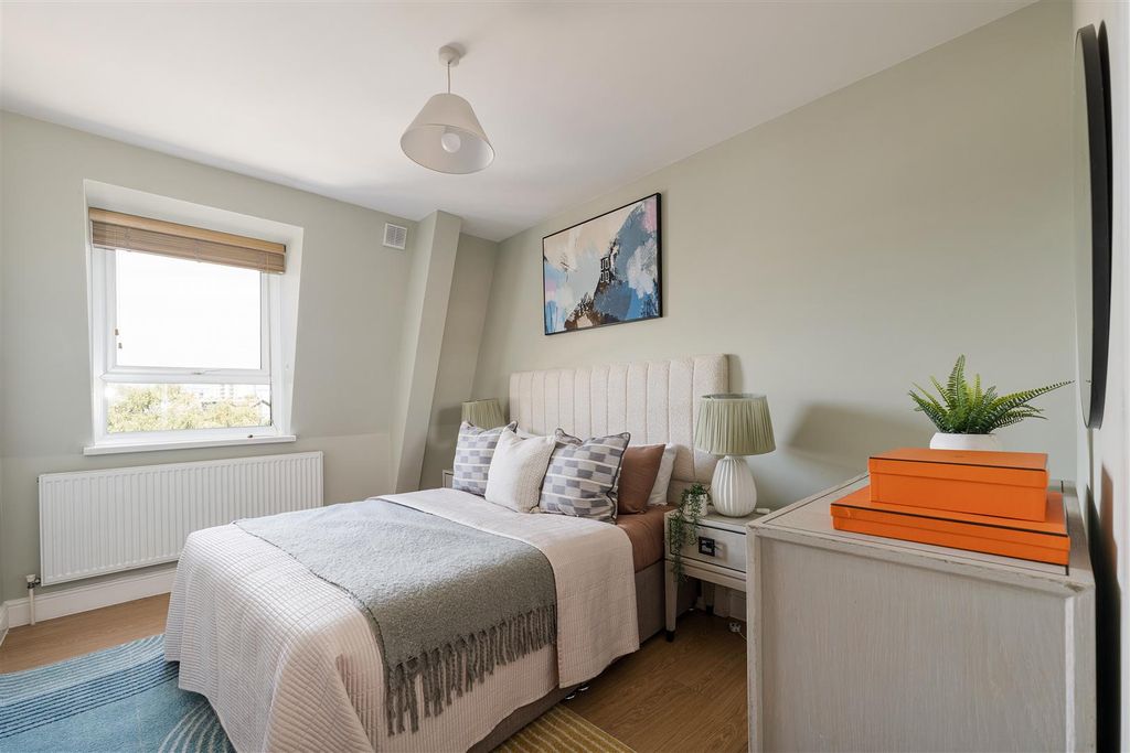 Property photo 3 of 27 Eastwood Close, E18