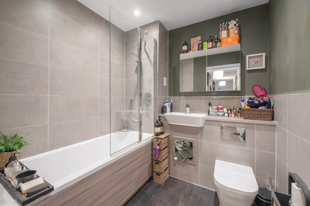 Property photo 2 of 16 Bathroom