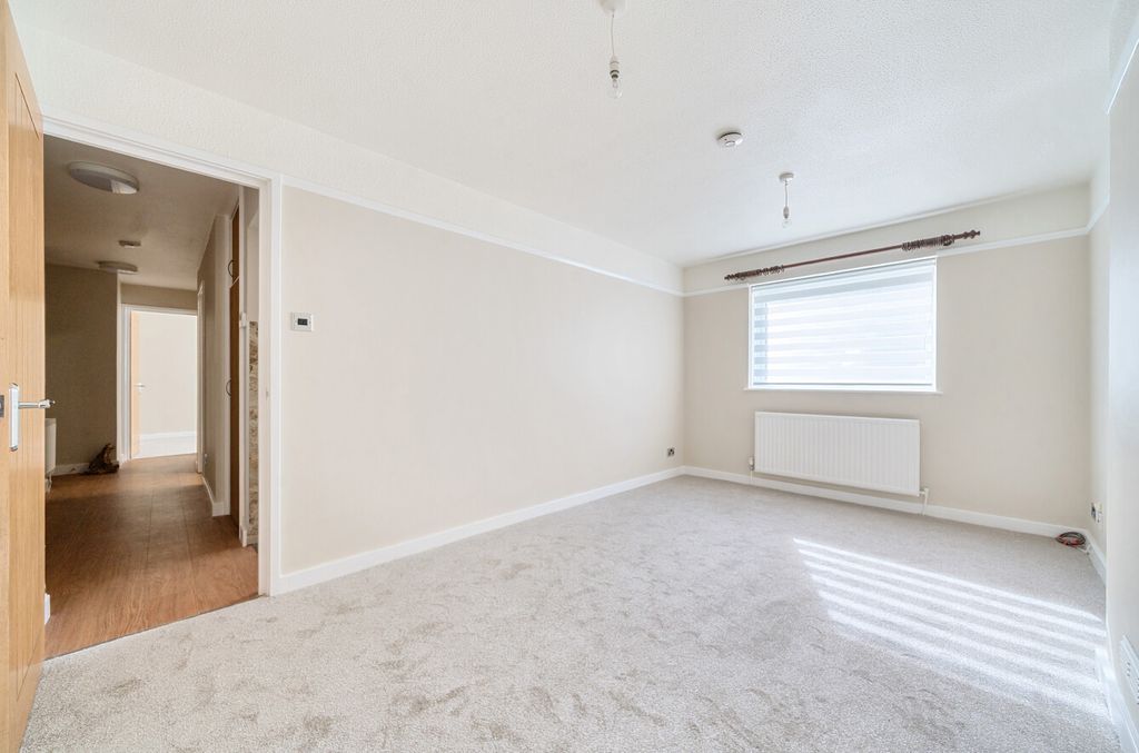 Property photo 2 of 14 1357464-19-68d27F...