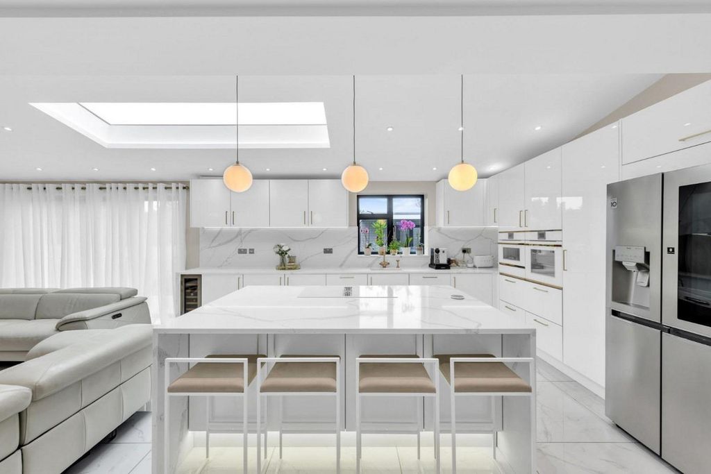 Property photo 1 of 28