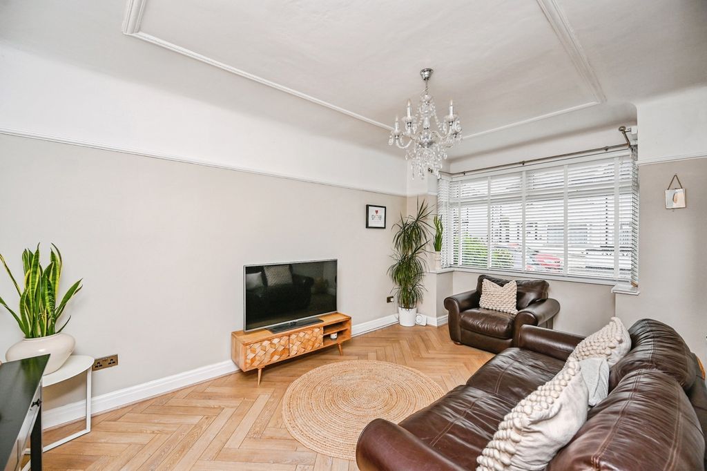 Property photo 3 of 17 Photo