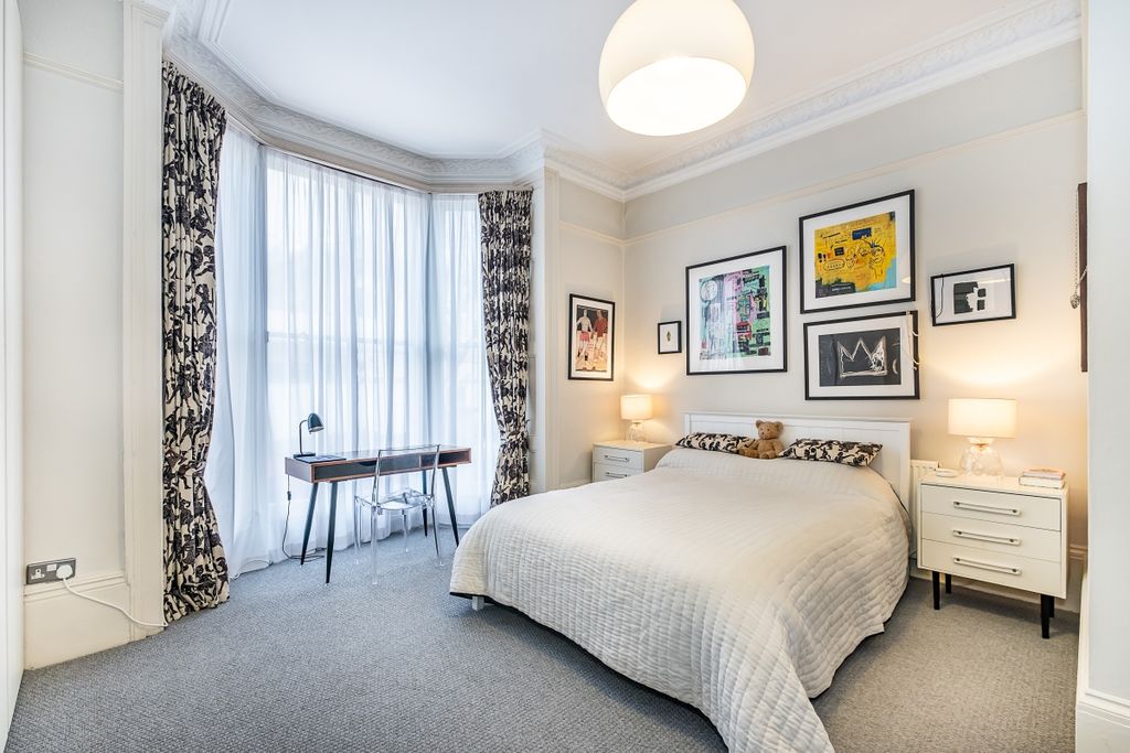 Property photo 3 of 10 Principal Bedroom