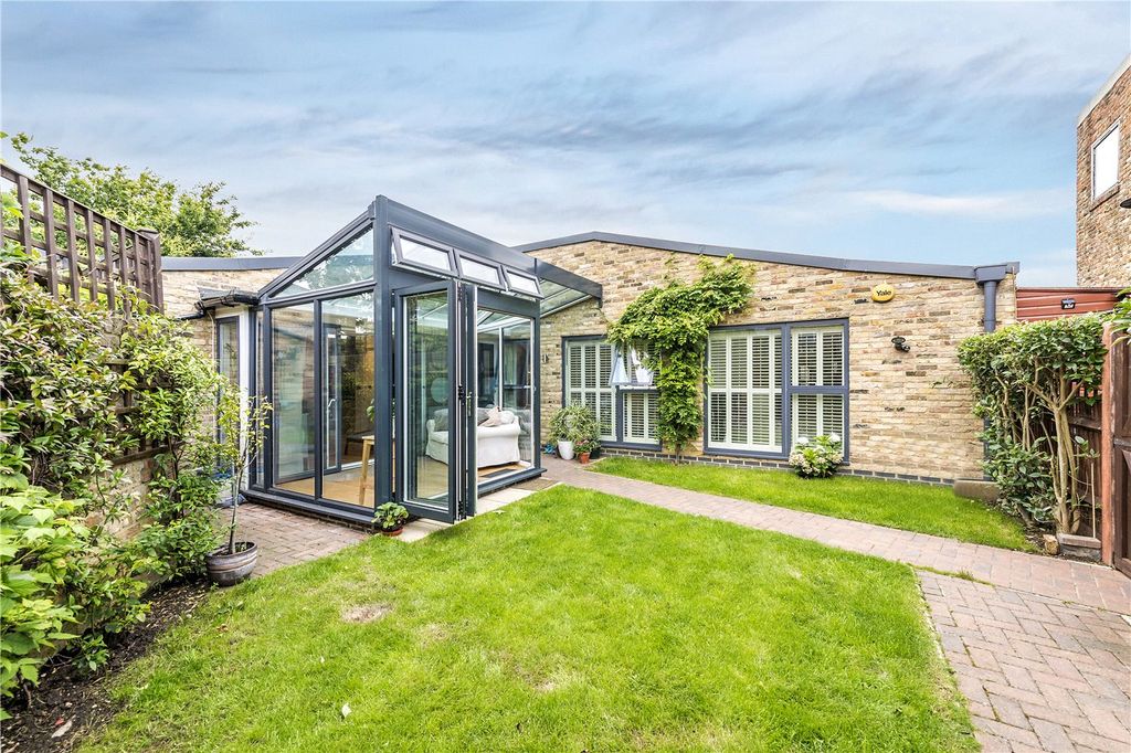 Property photo 2 of 18 Garden