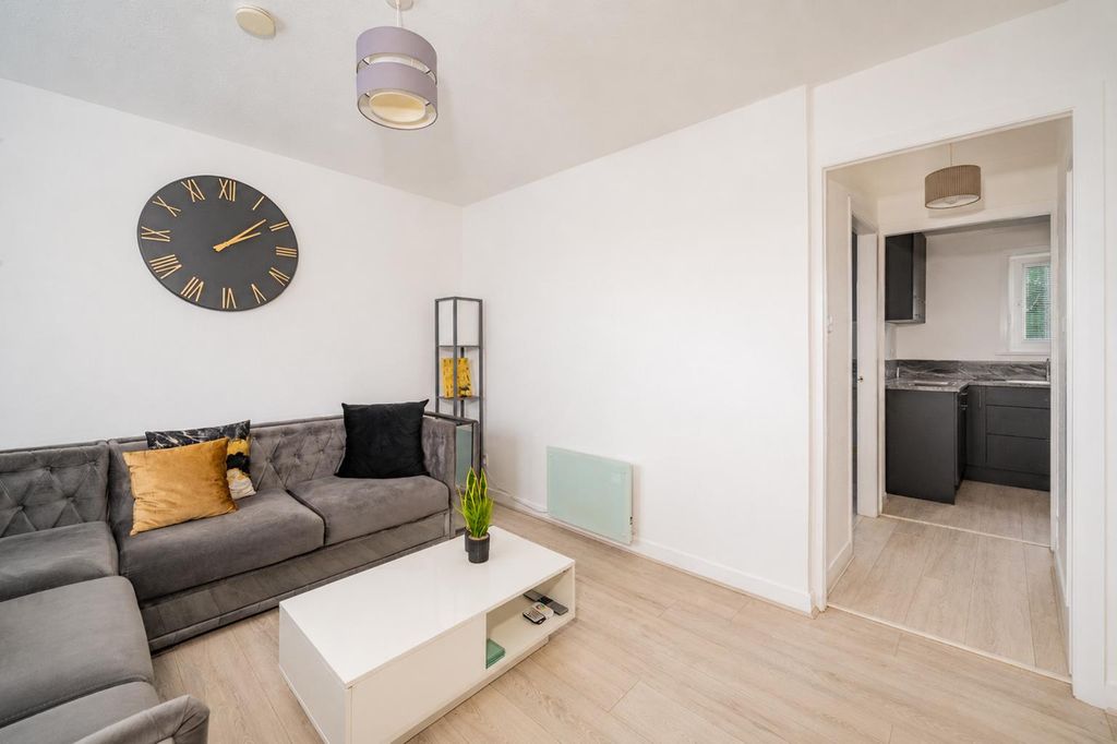 Property photo 3 of 11 40 Chirnside Place Dundee-3.Jpg