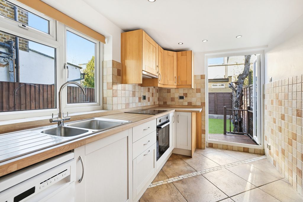 Property photo 3 of 18 Kitchen