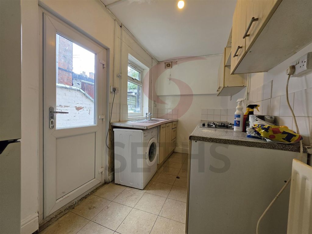 Property photo 3 of 8 Kitchen
