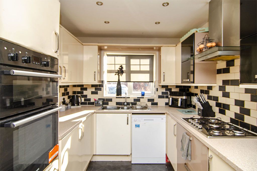 Property photo 3 of 19 Photo 2